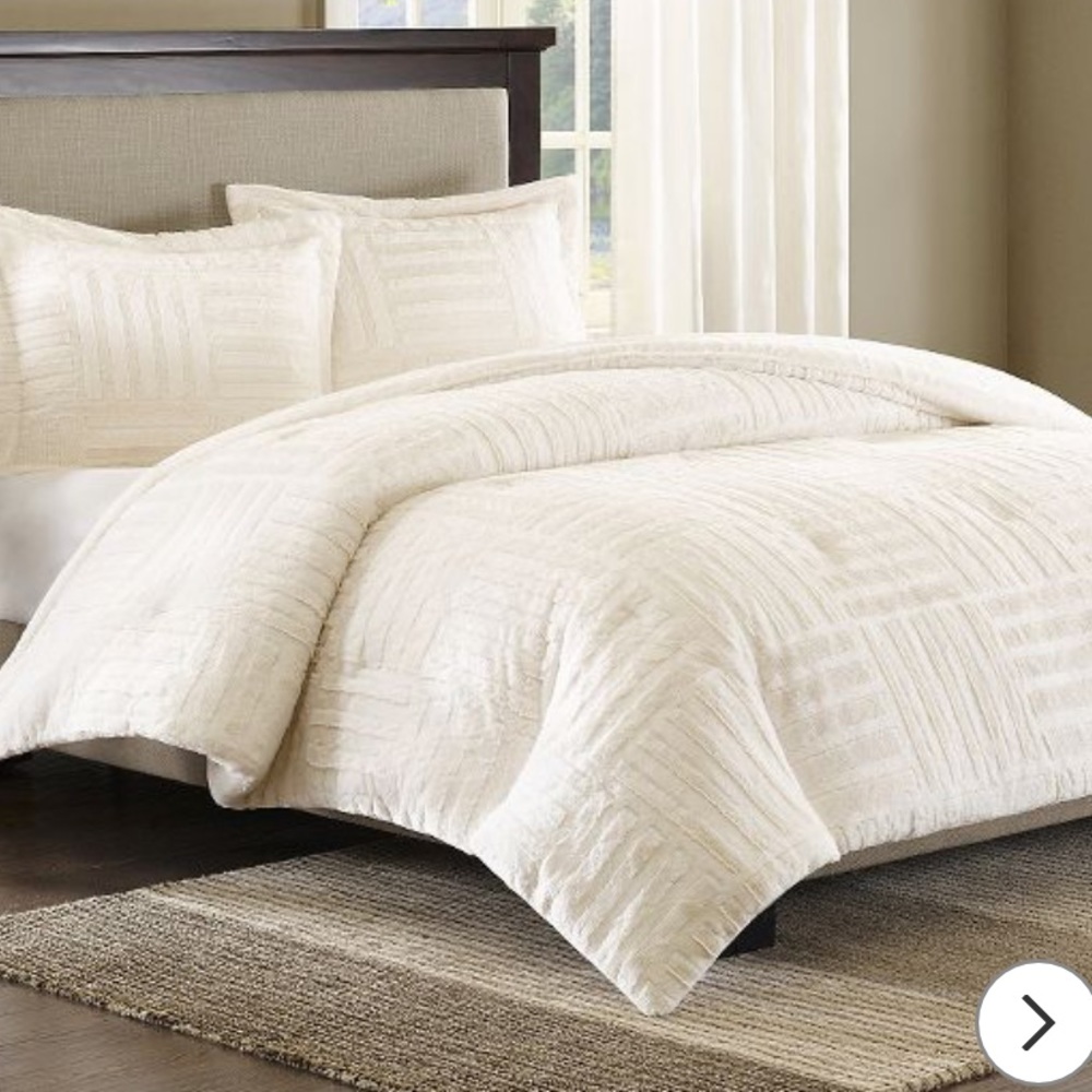 Faux fur full/queen patterned comforter set